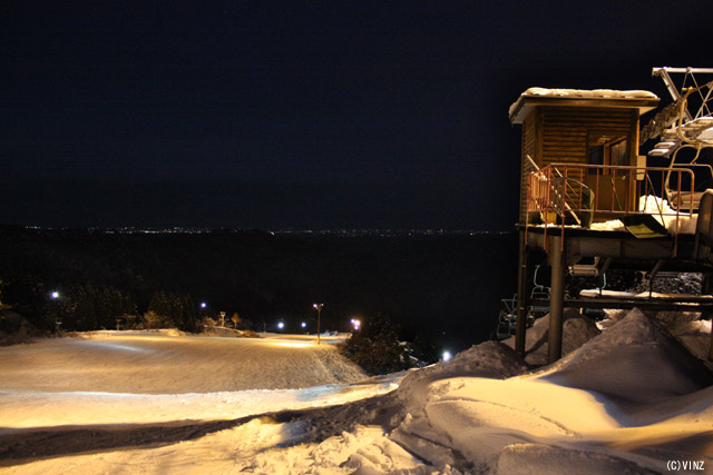 石川県 大倉岳高原スキー場　日本海コース　ナイター　夜景を望む